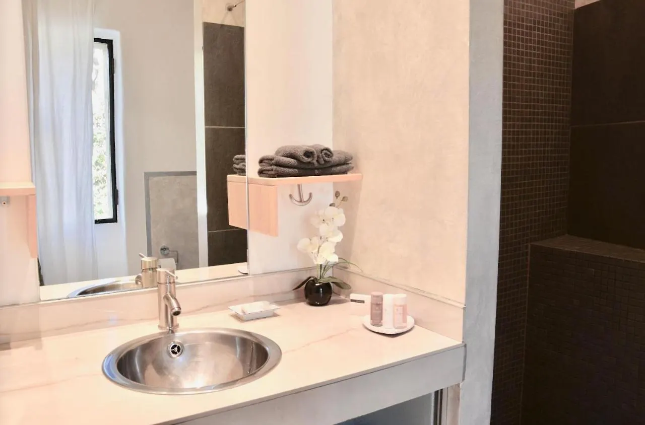 Les Cerisiers Maison Bertuli Climatise, Piscine Chauffee, Lit King Size, Classe 5 Etoiles Оппед 0*,
