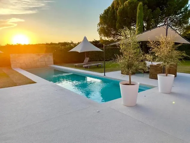 Дом отдыха Les Cerisiers Maison Bertuli Climatise, Piscine Chauffee, Lit King Size, Classe 5 Etoiles Оппед